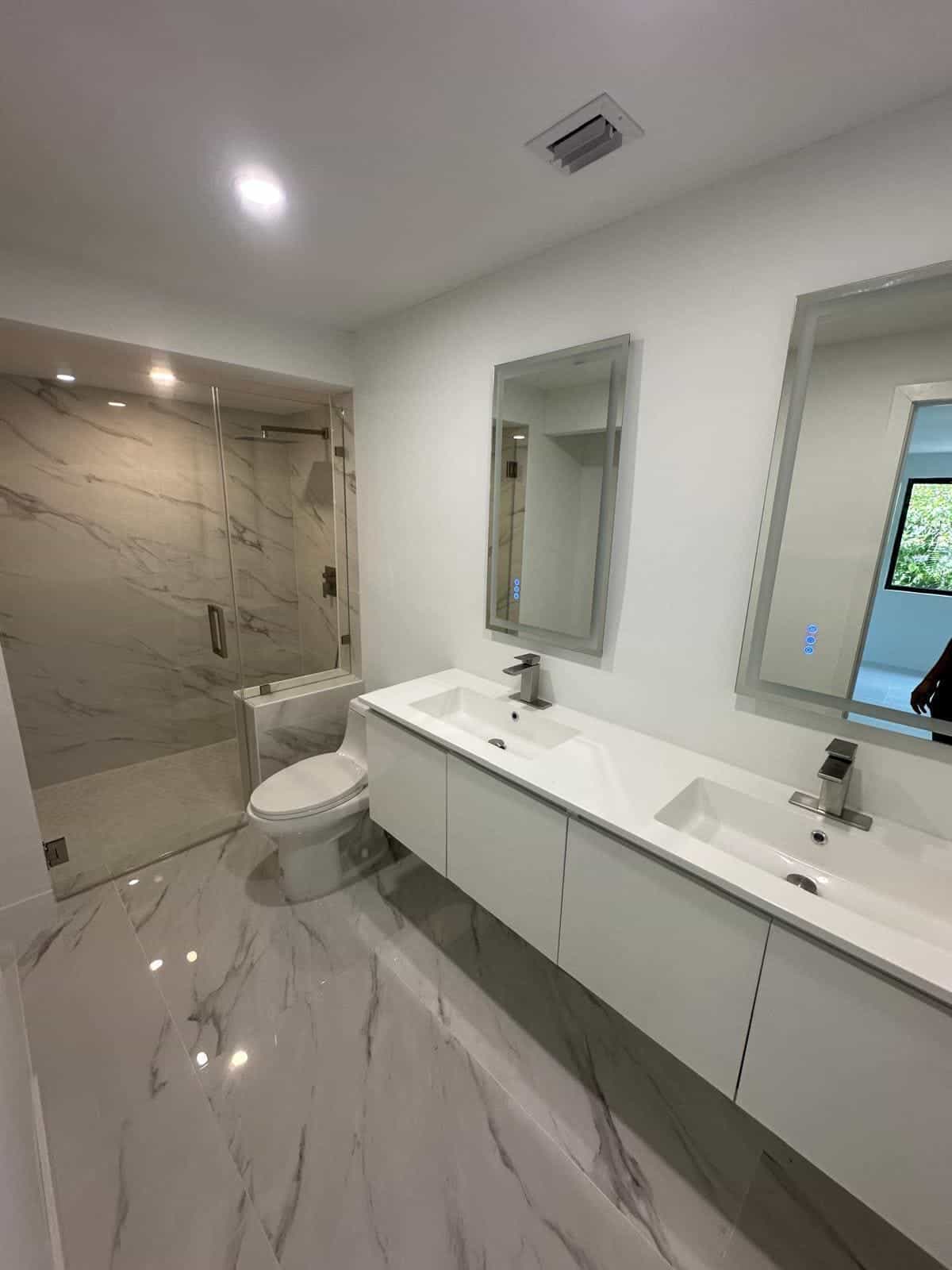 Before and after of a Bathroom remodeling by a plumber in Miami Lakes