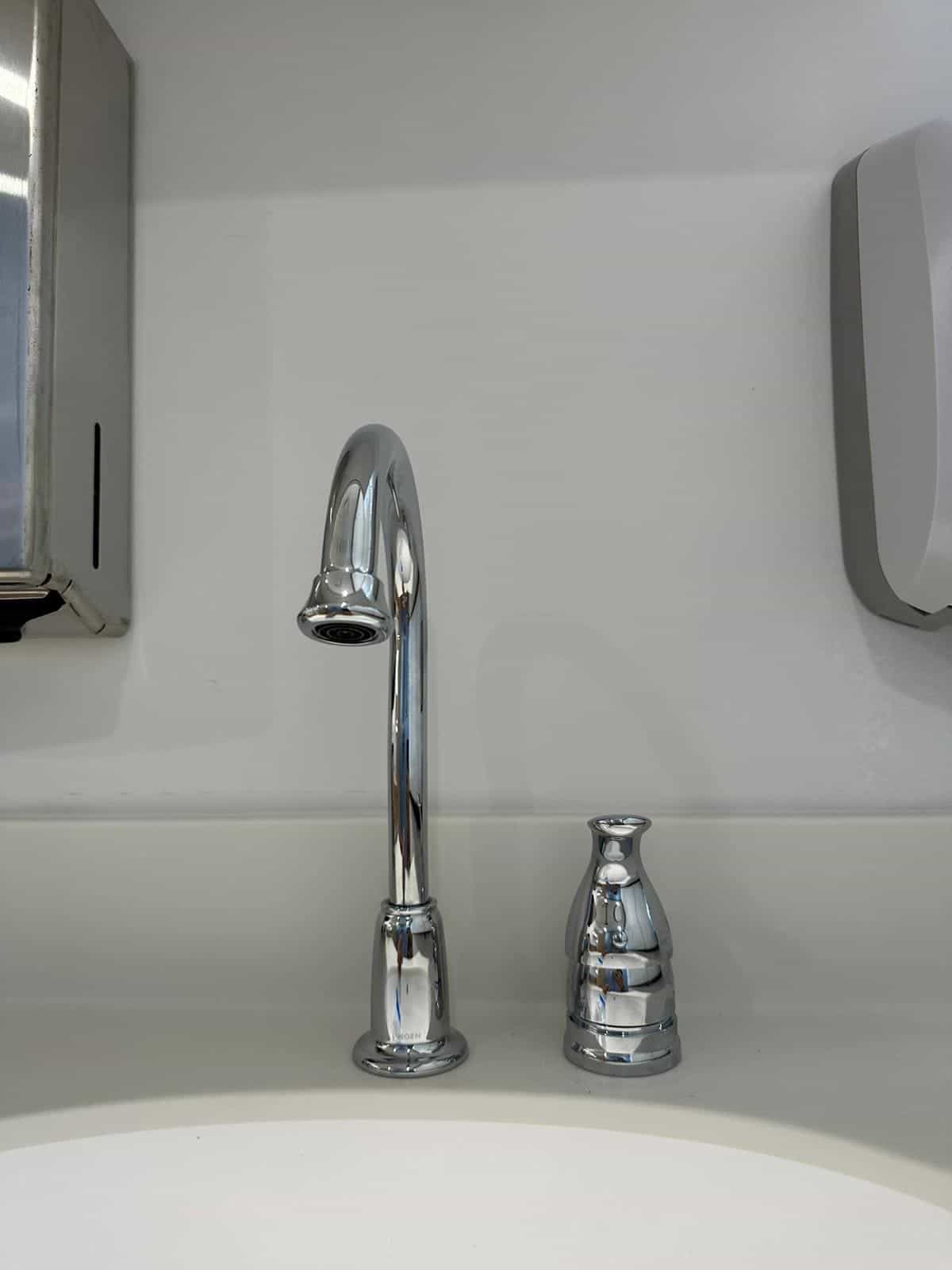 Before and after of a Faucet installation by a plumber in Miami Lakes